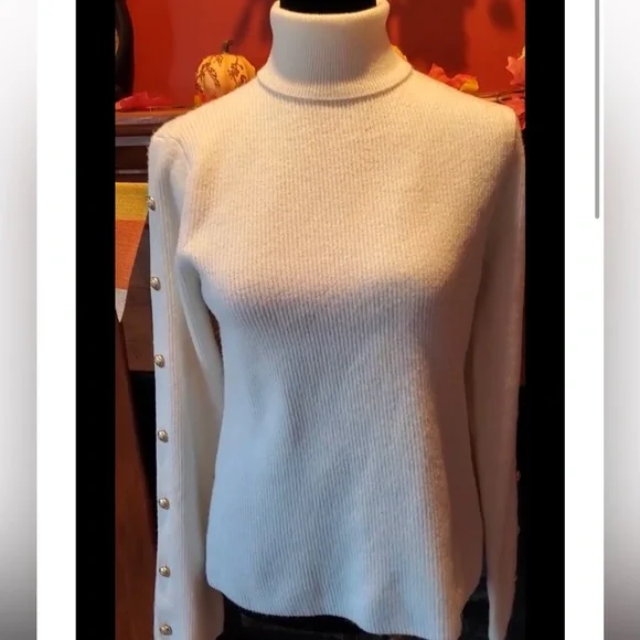 L’AGENCE CREAM COLORED TURTLENECK SIZE LARGE
